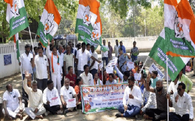 Congress protests against hike in prices of cylinders, essential prices