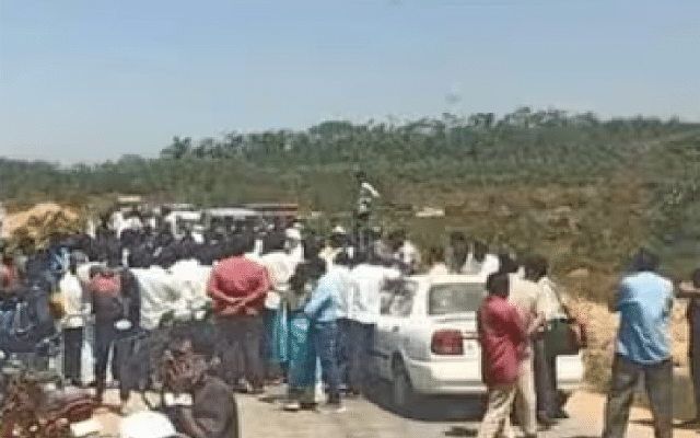 Public block roads, protest against delay in construction of bridge in Chikkamagaluru