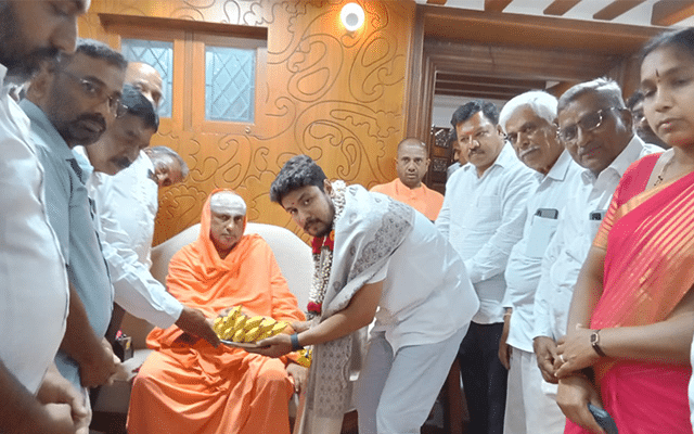 Nanjangud: Darshan Dhruvanarayan visits Suttur Mutt