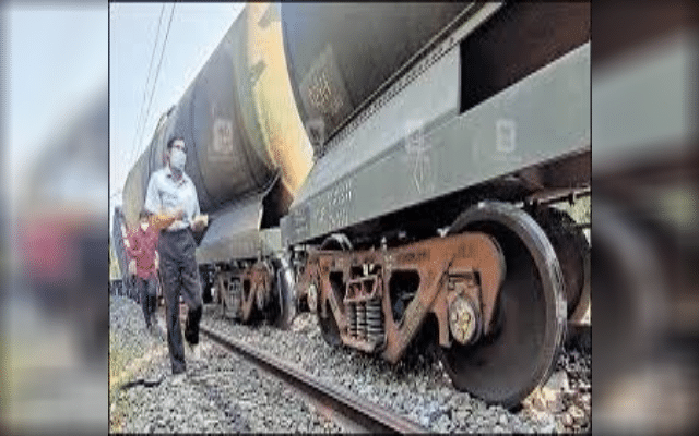 Leakage in gas tanker scares locals