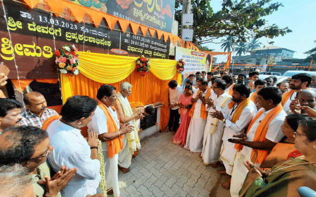 New gate of Chitrapur temple and concrete road unveiled