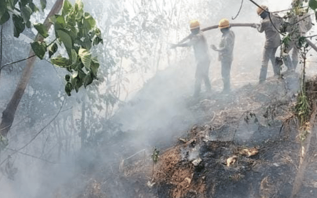 Road leading to Nandavar closed due to accidental fire