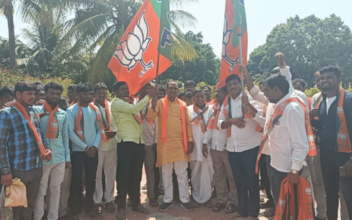 Over 100 workers join BJP in Aurad