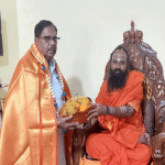 Tumakuru: Dr. G. Parameshwara seeks blessings of Siddharabetta Seer