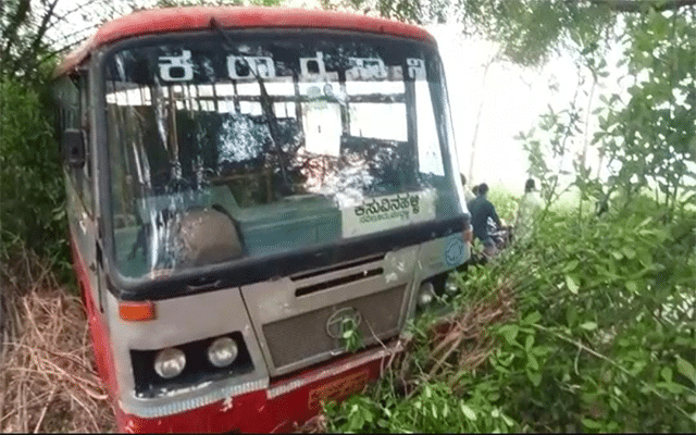 Nanjangudu: Transport bus plunged into ditch due to steering lock, passengers unharmed.