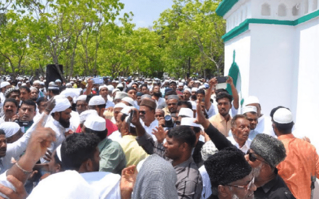 Muslims oppose Congress campaign during Namaz, clash breaks out between two groups