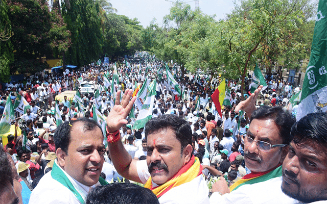 Tumkur: DC Gaurishankar filed nomination papers with huge supporters