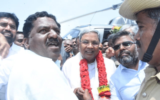 Former Chief Minister Siddaramaiah arrives in Suttur village by helicopter