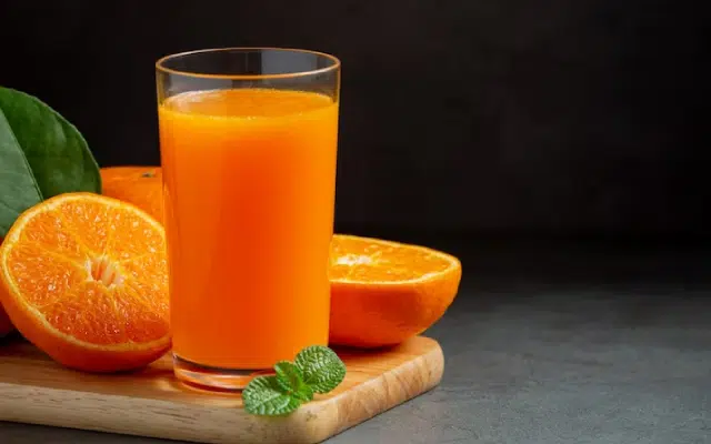 Orange juice gives coolness to the body in summer