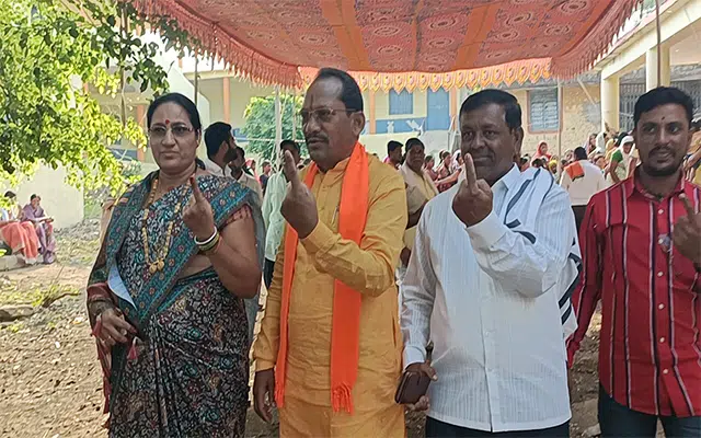 Aurad: Prabhu Chavan casts his vote in Bonti