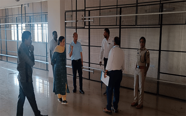 Chamarajanagar: DC, SP visit counting centre