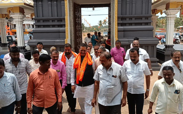 Basanagouda Patil Yatnal visits Sri Mahalingeshwara Temple