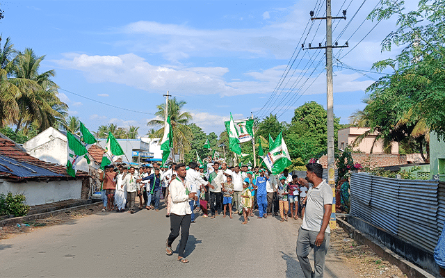 Jd(S) workers hold roadshow