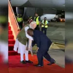 New Guinea's Prime Minister bows at the feet of Prime Minister Narendra Modi