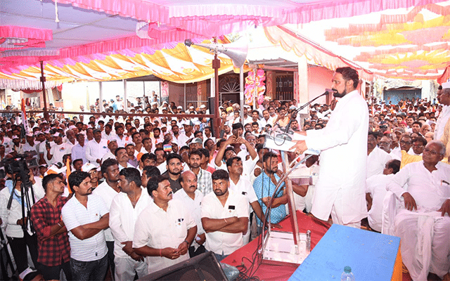 Vijayapura: Former Deputy CM Laxman Savadi campaigns for M B Patil in Bijjaragi