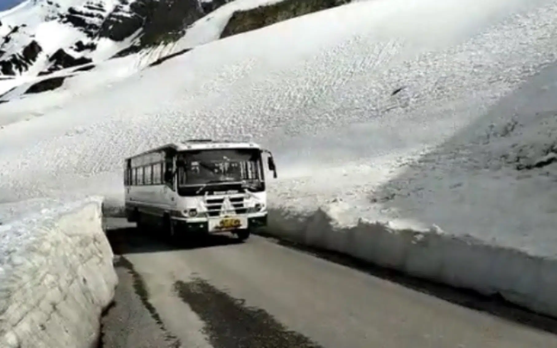 Himachal Pradesh: Bus connectivity to Leh resumes