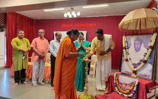 Swamini Mangalamrita Prana inaugurates Amrita Jyotir Vigyan Kendra