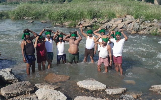 Nanjangud: Farmers protest against Kapila river