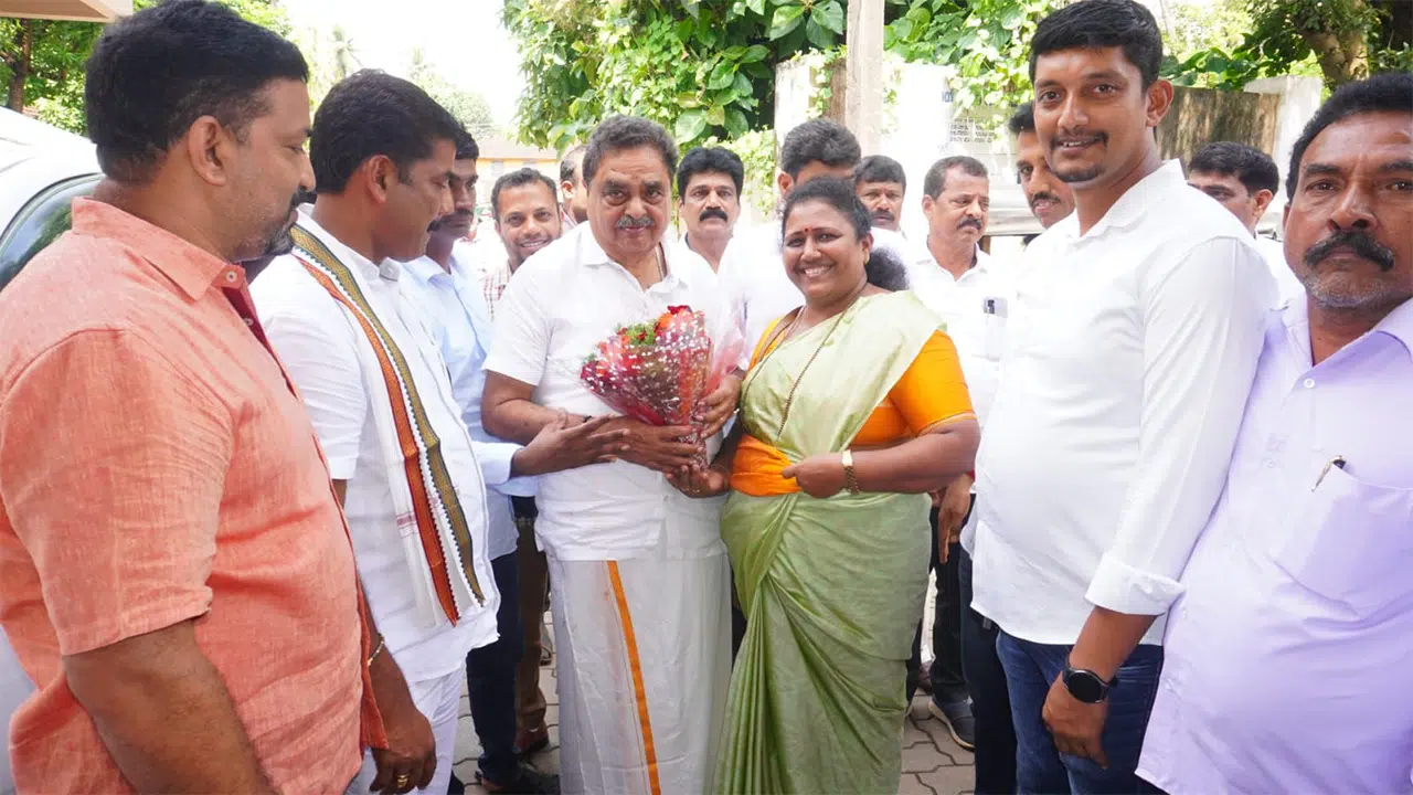 On the occasion of Ramanath Rai's birthday, fruits were distributed to patients at bantwal government hospital.