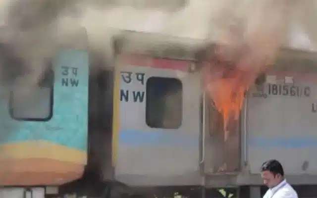 Fire breaks out in Gujarat train